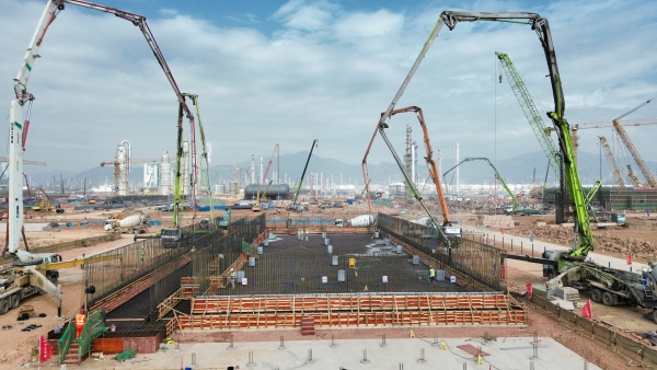 20260212203108021.jpg 广东分公司惠州三期乙烯项目圆满完成三大循环水场筏板基础混凝土浇筑1.jpg